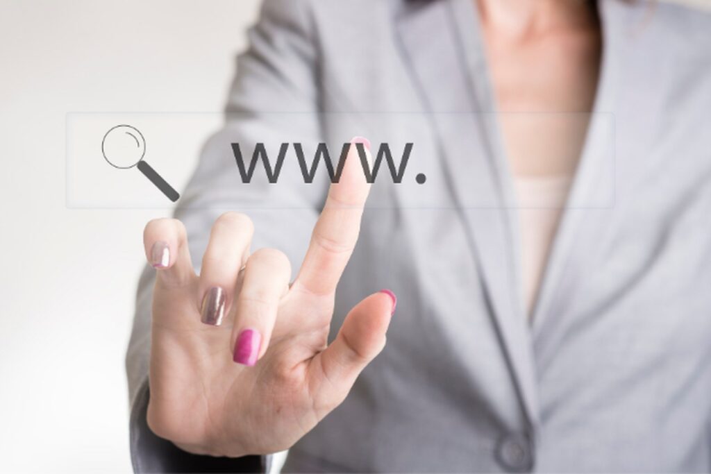 Co daje strona internetowa Twojej firmie? Kobieta wpisuje adres strony www.